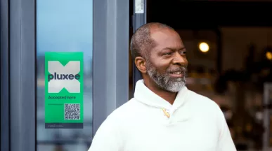 Hombre se siente satisfecho usando bonos Pluxee