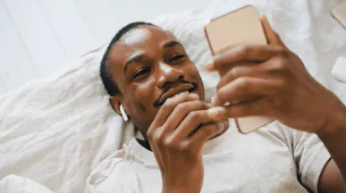 Hombre aprovecha las cambios de la transformación digital